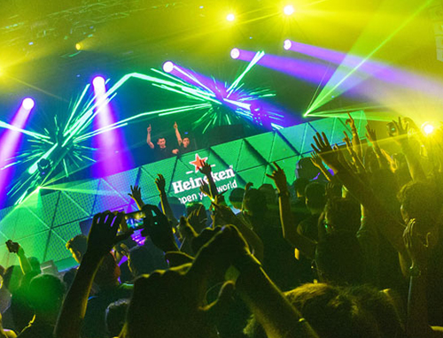 Heineken-Live-Your-Music-The-crowd-waves-their-hands-to-the-beats-in-celebration-of-Live-Your-Music-Photo-by-¬-All-Is-Amazing_FEATURED