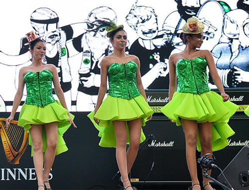 Guinness-fans-being-entertained-by-the-Irish-step-dancers_RESIZED