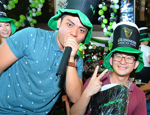 Guinness-fans-being-entertained-by-the-Irish-step-dancers_RESIZED_01